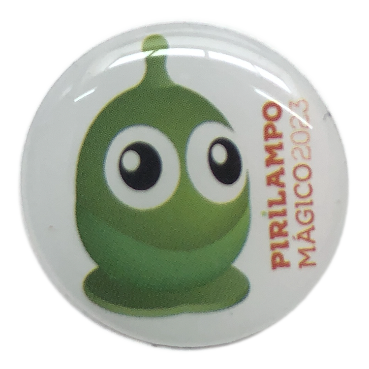 Fotografia do Pin da Campanha Pirilampo Mágico do ano 2023
